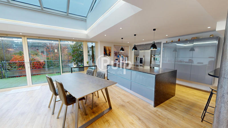 Maison - 217 m² - 9 pièces