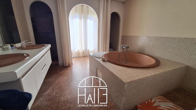 Maison - 681 m² - 10 pièces