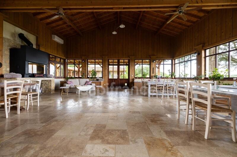 Propriété - 715 m² - 39 pièces