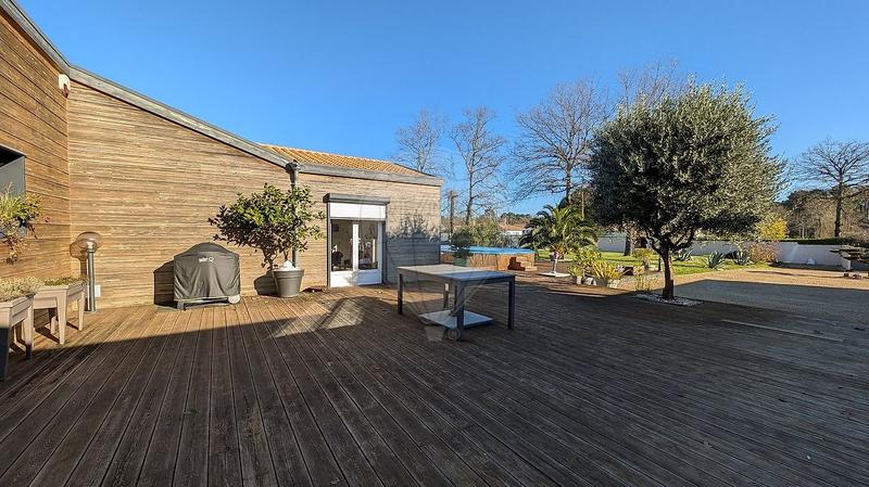 Maison - 290 m² - 9 pièces