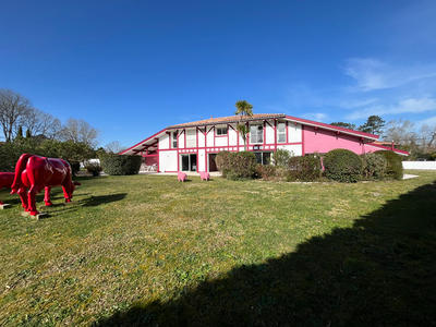 Maison - 242 m² - 7 pièces