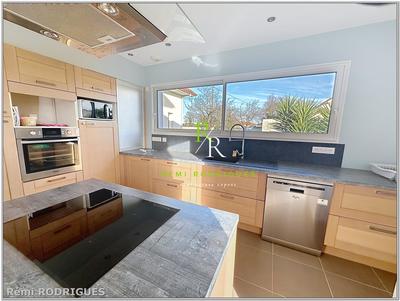 Maison - 213 m² - 9 pièces