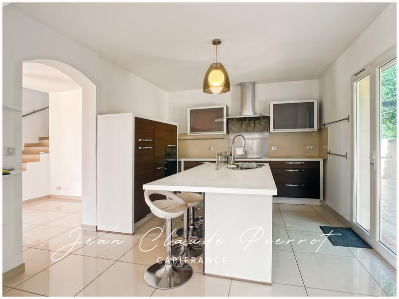 Maison - 218 m² - 5 pièces