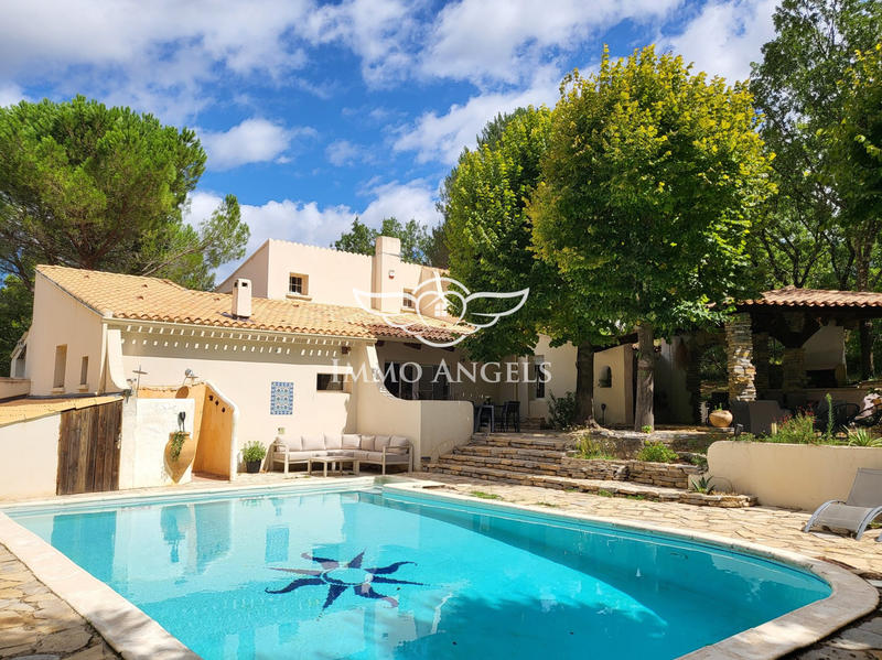 Maison traditionnelle - 275 m² - 8 pièces