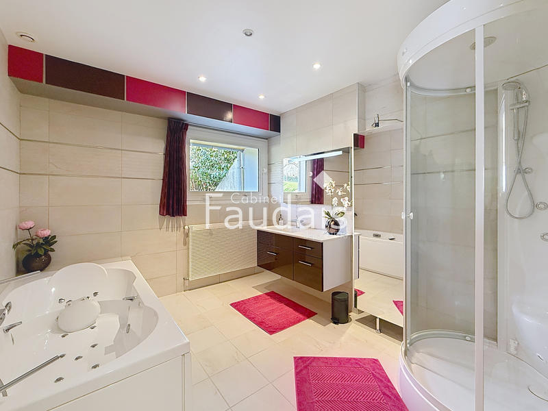 Maison - 275 m² - 9 pièces