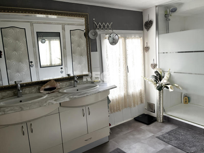 Maison - 230 m² - 8 pièces