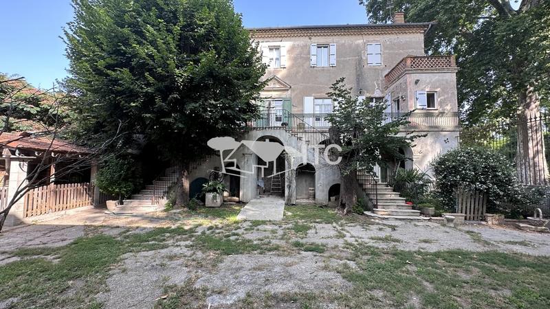 Maison - 265 m² - 11 pièces