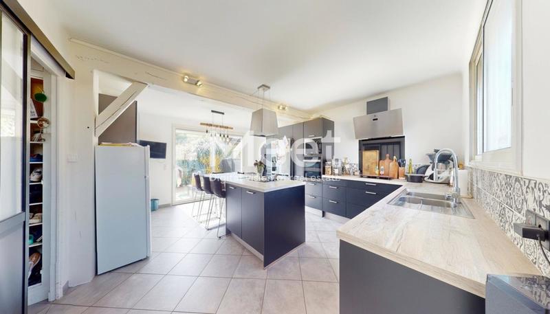 Maison - 210 m² - 8 pièces