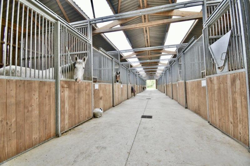 Ferme - 1 900 m² - 10 pièces