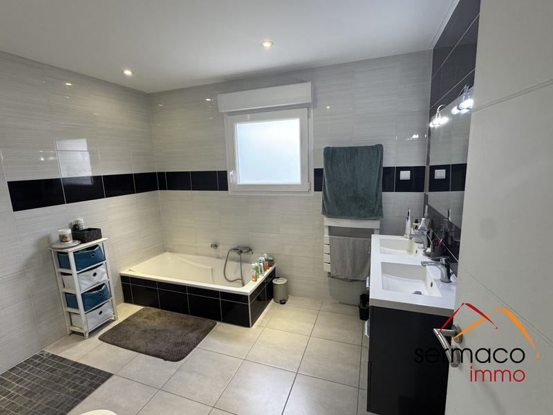 Maison - 99 m² - 5 pièces