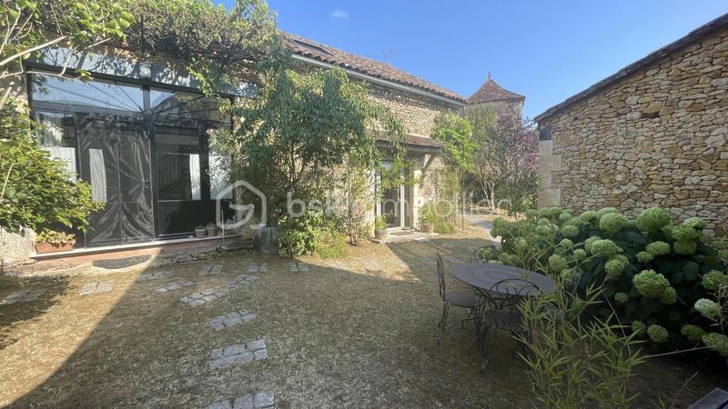 Propriété - 264 m² - 9 pièces