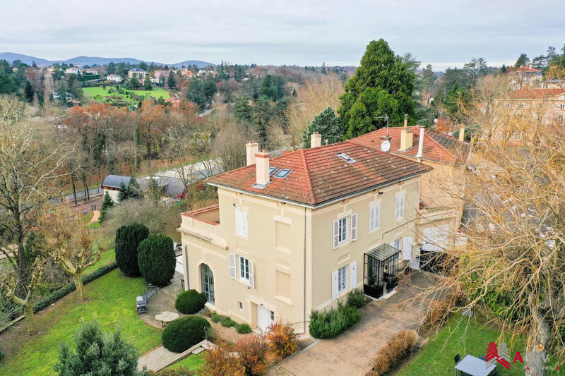 Maison - 450 m² - 10 pièces