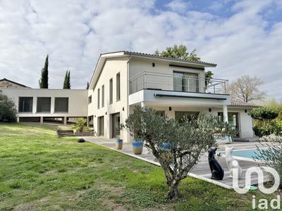 Maison - 210 m² - 7 pièces