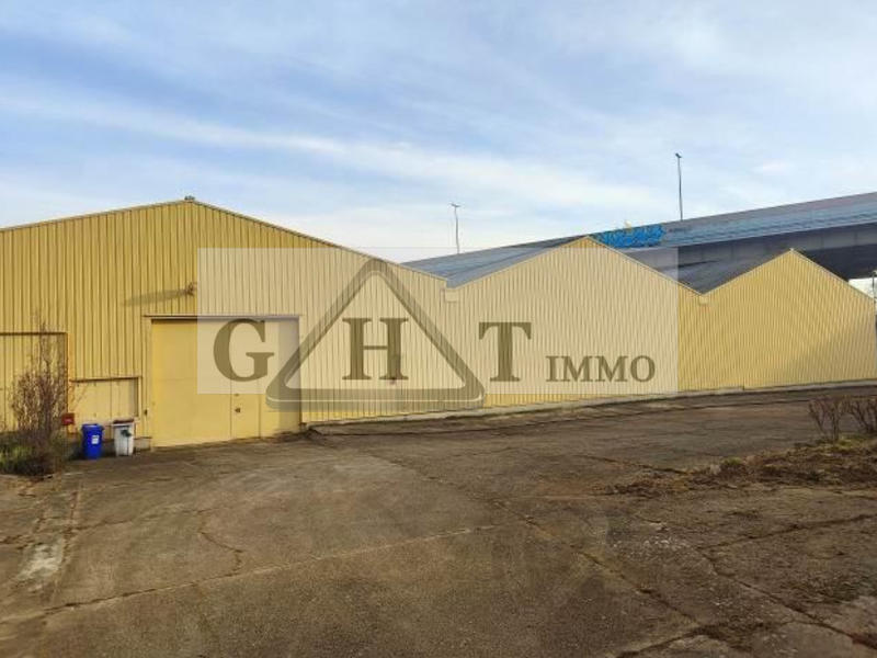 Entrepôt - 2 340 m²