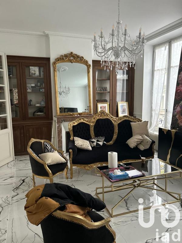 Maison - 238 m² - 9 pièces