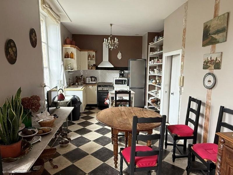 Maison - 230 m² - 8 pièces