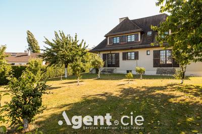 Maison - 240 m² - 7 pièces