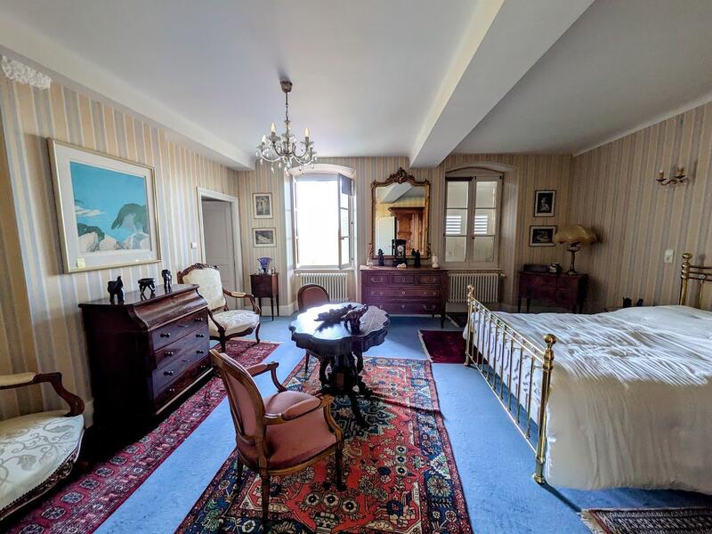 Maison - 250 m² - 6 pièces