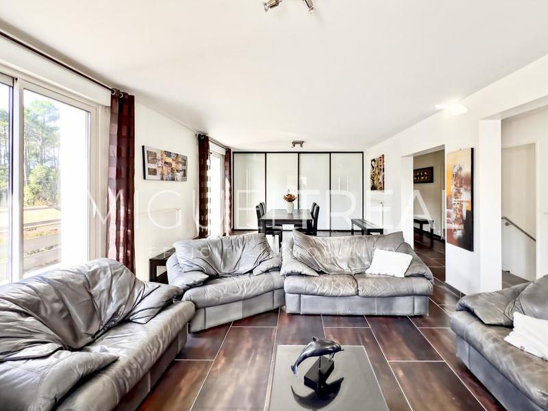 Maison - 214 m² - 8 pièces