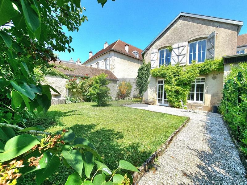 Maison - 325 m² - 10 pièces