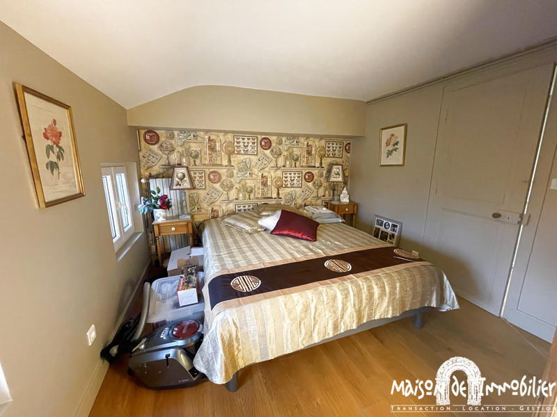 Maison - 233 m² - 9 pièces