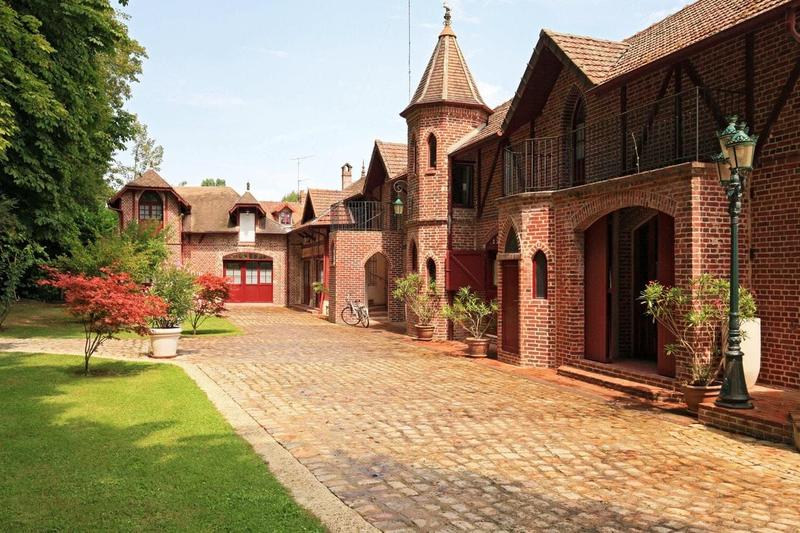 Demeure - 1 736 m² - 30 pièces