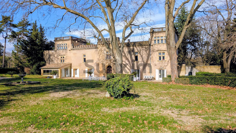 Propriété - 1 000 m² - 40 pièces