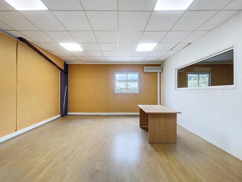 Entrepôt - 1 340 m²