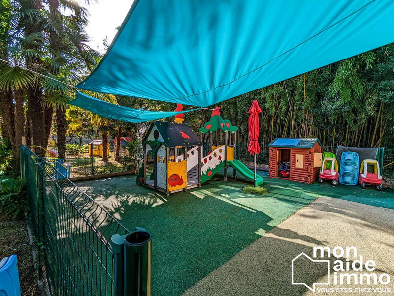 Local d'activités - 280 m² - 15 pièces