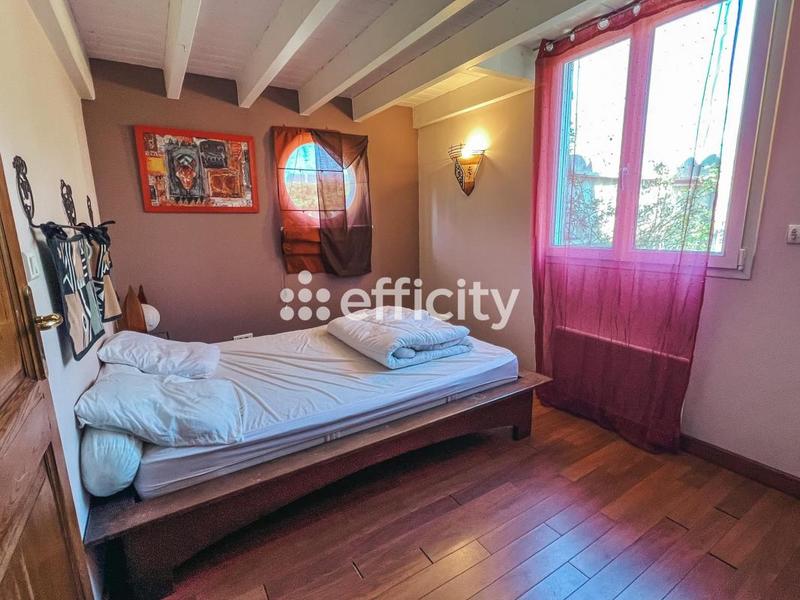 Maison - 345 m² - 10 pièces