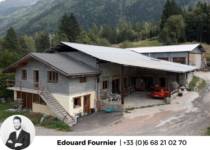 Maison - 704 m² - 5 pièces