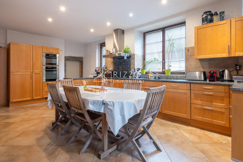 Maison - 260 m² - 9 pièces