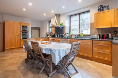 Maison - 260 m² - 9 pièces