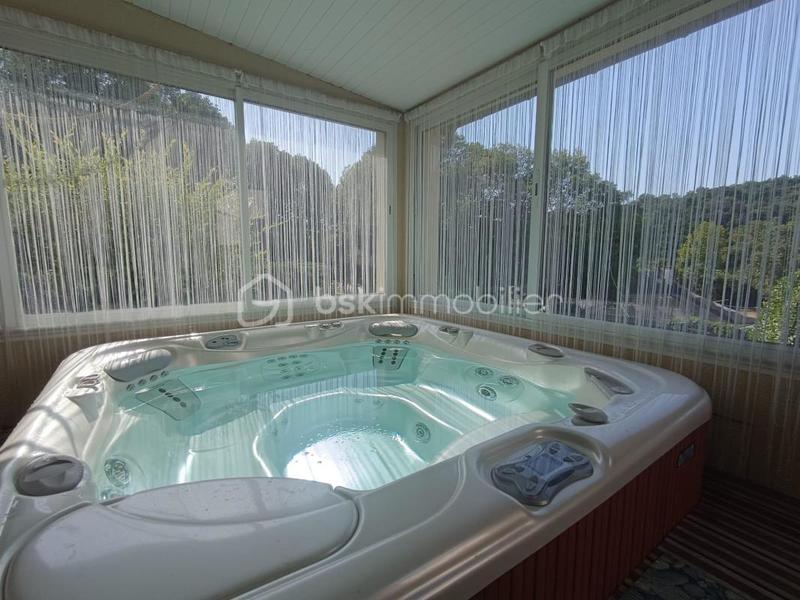 Maison - 200 m² - 7 pièces