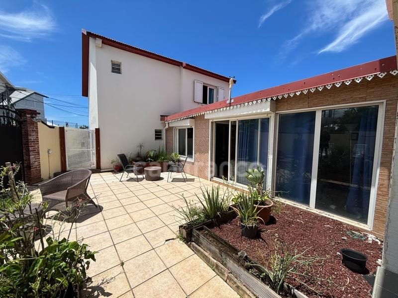 Villa - 257 m² - 10 pièces