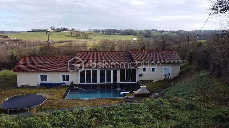 Maison traditionnelle - 213 m² - 8 pièces