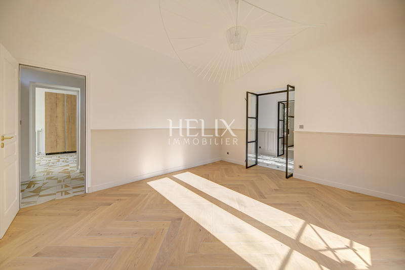 Maison - 383 m² - 9 pièces