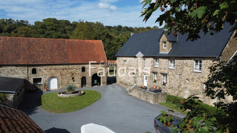 Propriété - 230 m² - 9 pièces