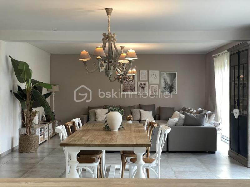 Maison - 222 m² - 7 pièces