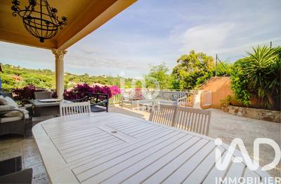 Maison - 238 m² - 10 pièces