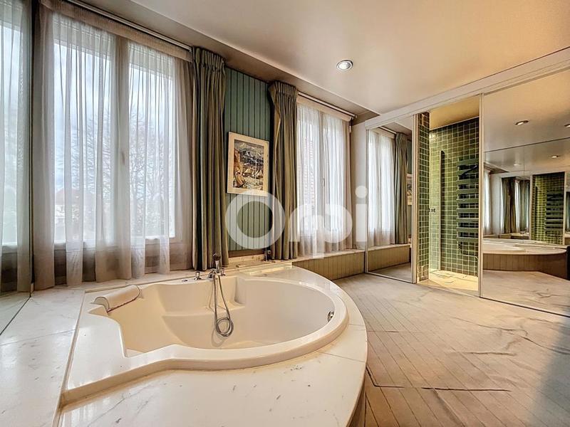 Maison - 327 m² - 6 pièces