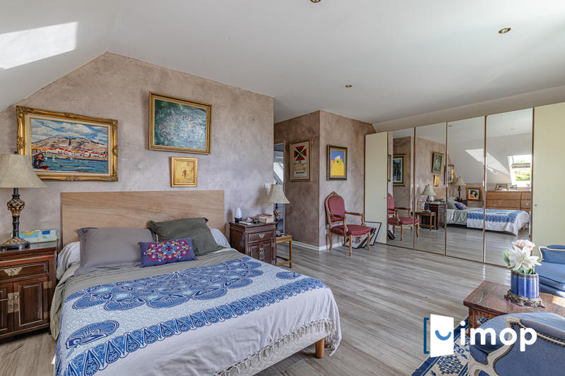 Maison - 225 m² - 7 pièces