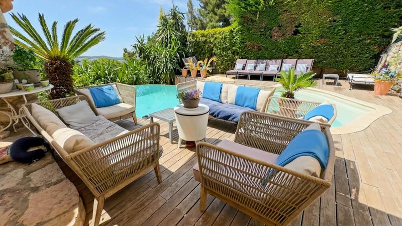 Maison - 220 m² - 5 pièces