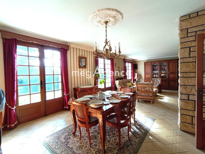 Maison traditionnelle - 230 m² - 8 pièces