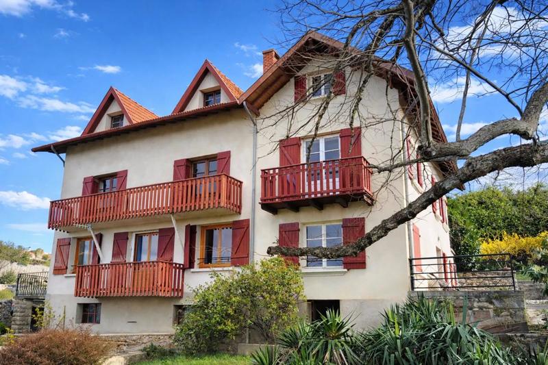 Demeure - 251 m² - 13 pièces