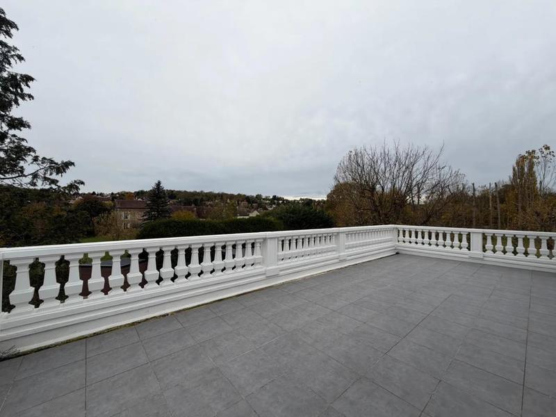 Maison - 230 m² - 8 pièces