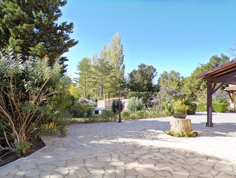 Villa - 341 m² - 8 pièces