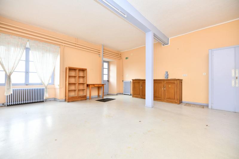 Maison - 1 100 m² - 30 pièces