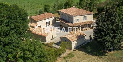 Maison - 267 m² - 11 pièces