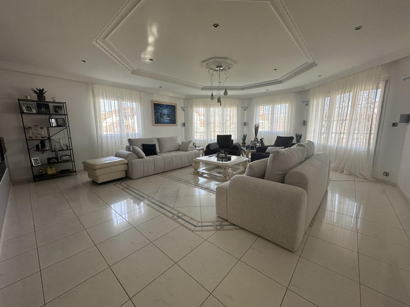 Maison - 383 m² - 8 pièces